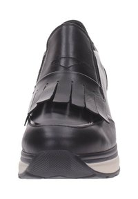 Zapato de cuero negro con punta redondeada, detalle de flecos de cuero en la parte frontal y suela de goma negra texturizada.