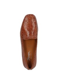 Bruin, reptiel-geëtst instapschoen met een ronde neus en subtiele stiksels; gladde binnenvoering.