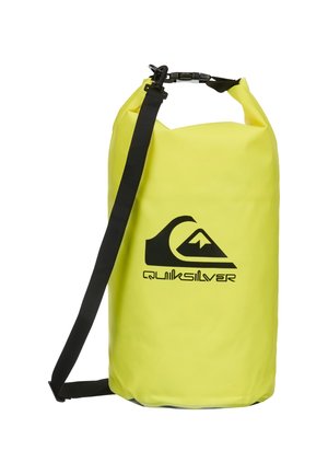Geel waterdichte tas met een zwart logo, cilindervorm, bovenaan rolsluiting, afneembare zwarte schouderband en een gestructureerd oppervlak.