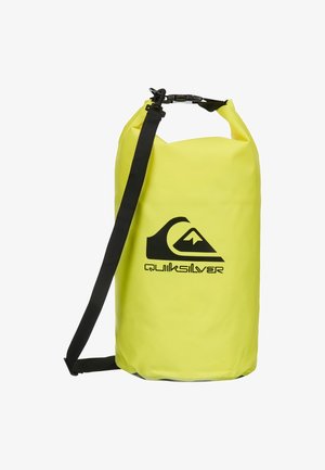 Sac étanche jaune avec un logo noir, de forme cylindrique, fermeture par enroulement en haut, sangle noire amovible et surface texturée.