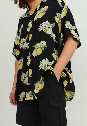 Camicetta a maniche corte con bottoni di colore nero, caratterizzata da un motivo floreale con limoni gialli e fiori bianchi, realizzata in un tessuto leggero.