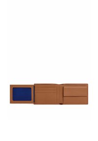 Portefeuille en cuir marron ouvert présentant une fenêtre pour pièce d'identité bleue, plusieurs emplacements pour cartes et une pochette latérale pour billets, avec une finition texturée.