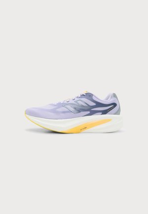 Hellvioletter und grauer Laufschuh mit dicker weißer und gelber Sohle und New Balance-Logo an der Seite, im Profil vor weißem Hintergrund dargestellt.