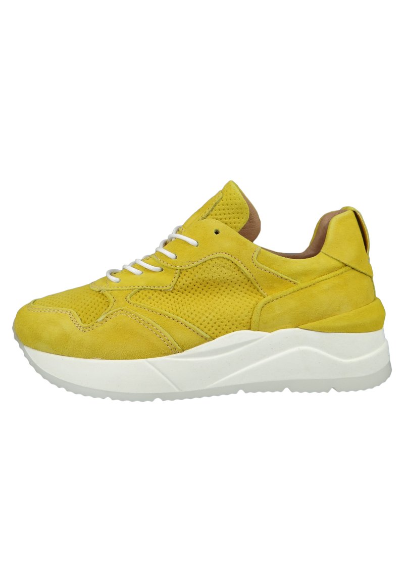 Żółte zamszowe sneakersy z białą gumową podeszwą, z perforowanymi detalami, wyściełanym kołnierzem i kontrastującymi brązowymi akcentami na pięcie.