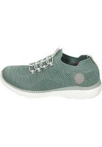 Baskets de sport tricotées vert clair avec une tige texturée, un laçage minimal et une semelle blanche contrastante. Présente un accent de logo sur le côté.