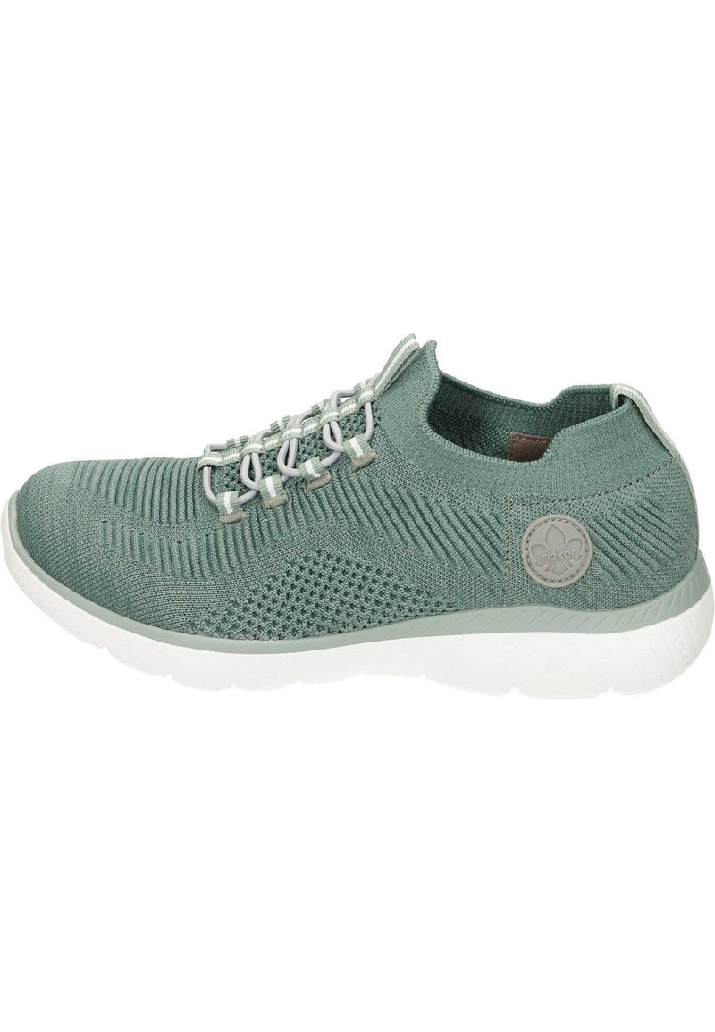 Baskets de sport tricotées vert clair avec une tige texturée, un laçage minimal et une semelle blanche contrastante. Présente un accent de logo sur le côté.