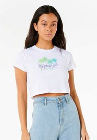 Camiseta blanca corta con un gráfico de palmera multicolor y el texto "Rip Curl". Fabricada en suave algodón, con mangas cortas y cuello redondo.