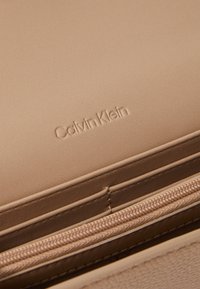 Calvin Klein PLAQUE LARGE TRIFOLD - Portefeuille - amphora
