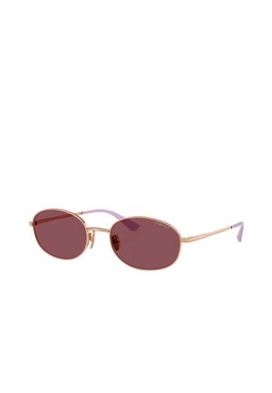 Occhiali da sole ovali con lenti di un oscuro bordeaux, montatura in metallo rosa oro e aste di un leggero viola. Dotati di naselli regolabili.