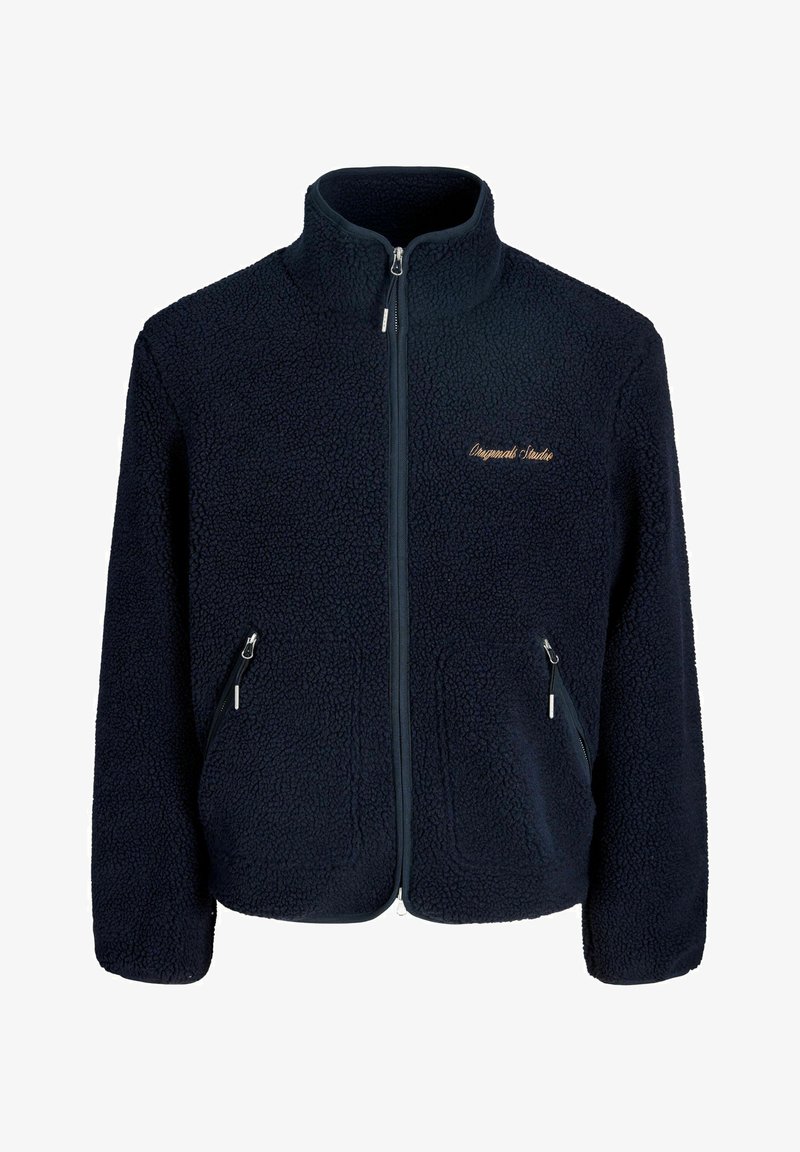 Μπλέ φλις μπουφάν με ψηλό γιακά, κλείσιμο με φερμουάρ και δύο τσέπες με φερμουάρ. Μαλακή υφή με χρυσό κεντημένο όνομα μάρκας στο στήθος.