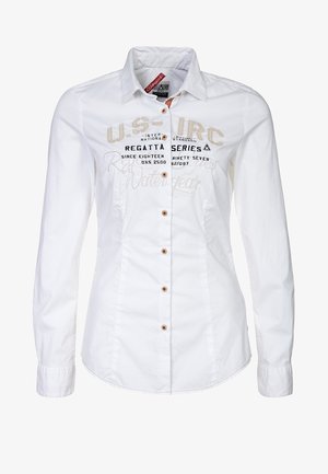 Weißes Langarmshirt mit durchgehendem Knopfverschluss, dunkelblau-beiger Stickschrift und braunen Knopfakzenten. Glatte Stoffstruktur.