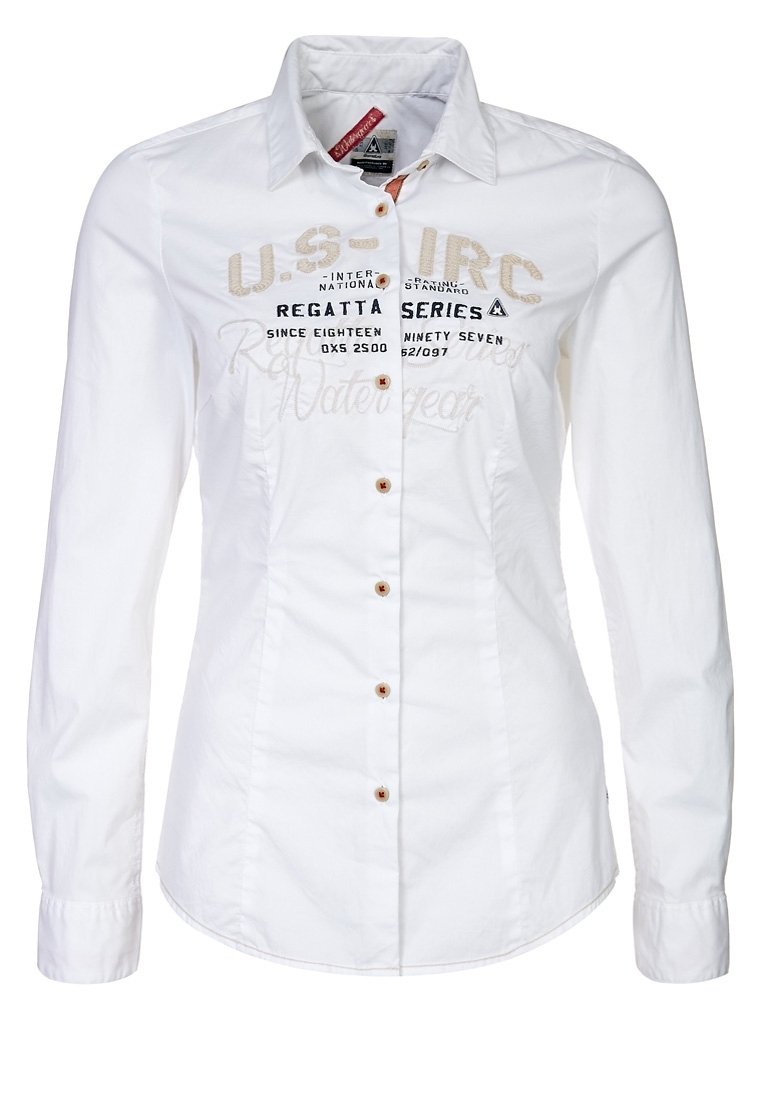 Biała koszula z długim rękawem, zapięcie na guziki z przodu, haftowany tekst w ciemnoniebieskim i beżowym kolorze oraz brązowe guziki jako akcenty. Gładka faktura tkaniny.