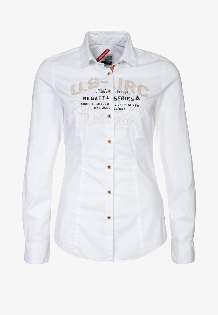 Biała koszula z długim rękawem, zapięcie na guziki z przodu, haftowany tekst w ciemnoniebieskim i beżowym kolorze oraz brązowe guziki jako akcenty. Gładka faktura tkaniny.