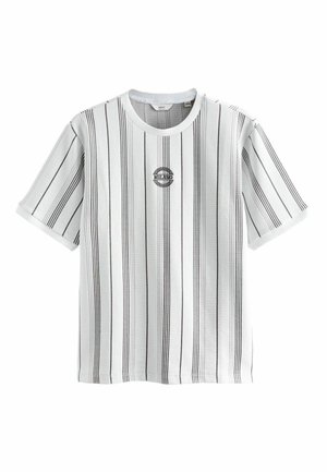 Cămașă albă cu mâneci scurte, cu dungi subțiri verticale negre și un mic logo text "MILANO" în interiorul unui design glob în centrul pieptului.