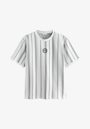 Cămașă albă cu mâneci scurte, cu dungi subțiri verticale negre și un mic logo text "MILANO" în interiorul unui design glob în centrul pieptului.