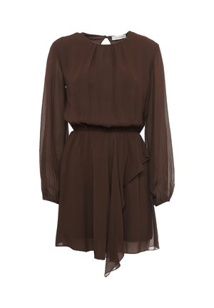 Abito in chiffon marrone con maniche lunghe, scollatura rotonda e schiena a chiave. Presenta una vita elastica e un dettaglio di volants asimmetrici.