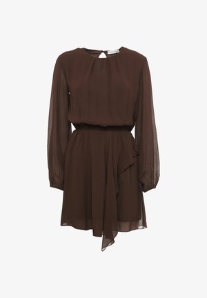 Abito in chiffon marrone con maniche lunghe, scollatura rotonda e schiena a chiave. Presenta una vita elastica e un dettaglio di volants asimmetrici.