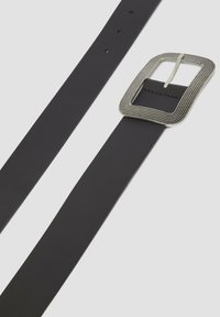 Ceinture en cuir noir avec une boucle rectangulaire en argent texturé. Présente une finition lisse et plusieurs trous pour un ajustement de taille.
