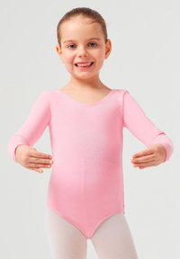 Helles rosa Langarm-Trikot mit Rundhalsausschnitt, kombiniert mit weißen Strumpfhosen. Der Stoff ist glatt und figurbetont, entworfen für Ballett oder Gymnastik.