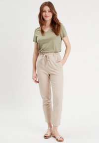 Cache Cache FLIESSENDE  - Pantalon classique - sable