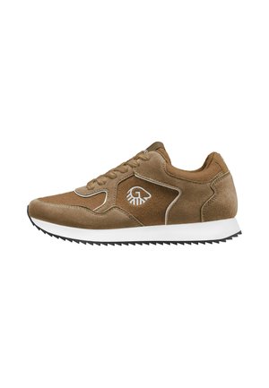 Brauner Wildleder-Sneaker mit weißer Sohle, Schnürung vorne und weißem stilisiertem Augenlogo an der Seite, in Seitenansicht dargestellt.
