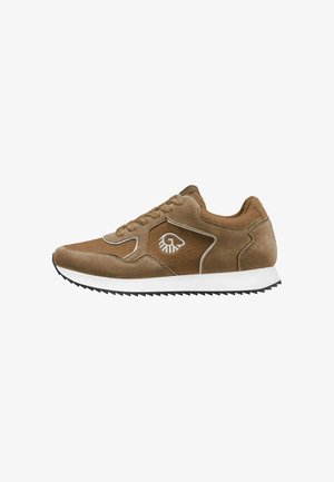 Brauner Wildleder-Sneaker mit weißer Sohle, Schnürung vorne und weißem stilisiertem Augenlogo an der Seite, in Seitenansicht dargestellt.