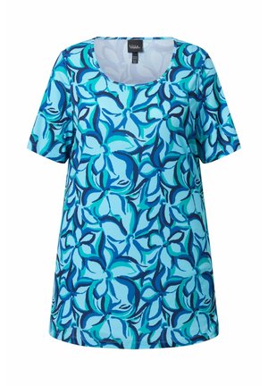 Camisa azul de manga corta con cuello redondo, con un patrón floral en tonos azul oscuro y azul claro por todo el tejido.