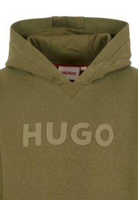 Hoodie verde oliva con il nome del marchio "HUGO" stampato sul petto in lettere verdi oliva abbinate.
