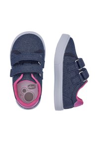 Baskets en denim avec des accents roses, dotées de doubles bandes Velcro, d'une semelle en caoutchouc blanche et d'un design à bout rond.