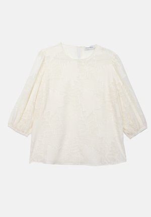 Balta blūze ar teksturētu ziedu rakstu, apaļu kakla izgriezumu un trīs ceturtdaļu puff piedurknēm. Mīksta auduma ar smalku spīdumu.