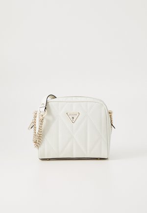 Borsa a tracolla bianca trapuntata con un logo dorato triangolare, tracolla a catena e chiusura a zip. Presenta un tessuto testurizzato e una forma snella.