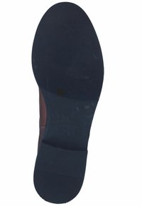 Suela de zapato de cuero marrón con un agarre de goma negra texturizada. Presenta una forma redondeada y un detalle de marca sutil cerca del talón.