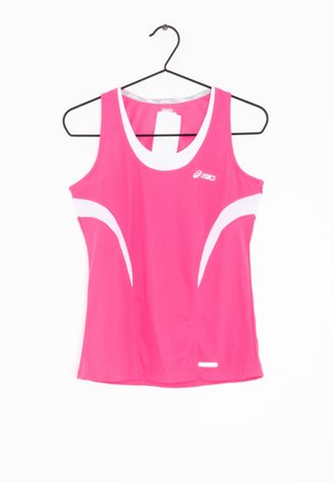 Różowy sportowy top bez rękawów z białymi bocznymi panelami i logo Asics, wiszący na czarnym wieszaku na białym tle.