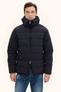 Padded schwarze Jacke mit hohem Kragen, Reißverschluss vorne und Seitentaschen; ausgestattet mit einem horizontalen Steppdesign und robustem Material.