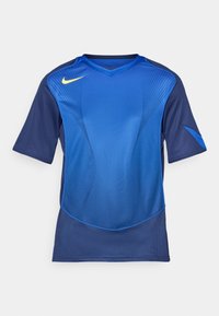Cămașă sport Nike albastră, cu guler în V, mâneci scurte, având un design gradient, țesătură texturată și accente contrastante în navy.