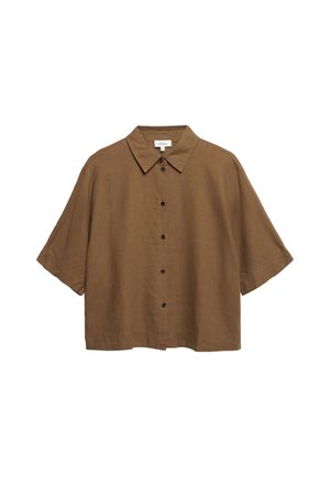 Braune Bluse mit kurzen Ärmeln und Knöpfen, spitzem Kragen und lockerem Schnitt, auf weißem Hintergrund dargestellt.