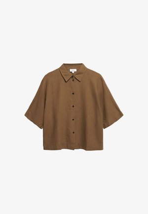 Bruine blouse met korte mouwen en knopen, met spitse kraag en losse pasvorm, weergegeven op een witte achtergrond.