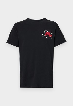 Camiseta de algodón negra de manga corta, que presenta un logotipo en rojo y blanco de "NIKE AIR" dentro de un gráfico de nube en el lado izquierdo del pecho.
