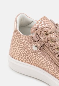 Roségoldene Sneakers mit einem strukturierten Leopardenmuster, metallischen Akzenten, einer weißen Sohle und einem seitlichen Reißverschluss für einfachen Zugriff.