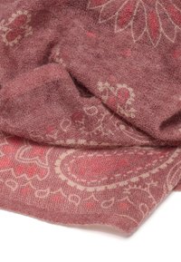Sciarpa texturizzata di colore rosa con intricati motivi floreali e paisley in tonalità più chiare. Materiale morbido e leggero con un aspetto accogliente.