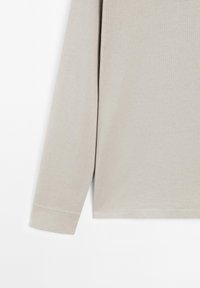Langsleeve shirt in lichtgrijze katoen, met een rechte zoom en manchetten. Gladde textuur met zichtbare stikdetails langs de naden.