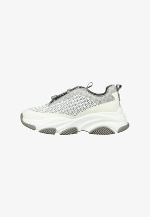 Baskets blanches et grises avec motif géométrique en mesh, semelle épaisse et amortie, et languettes de traction sur la languette et le talon.