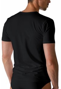 Czarny krótko rękawowy t-shirt wykonany z gładkiego, dopasowanego materiału, z klasycznym, okrągłym dekoltem i bezszwowym wykończeniem na ramionach.