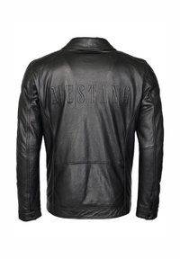 Zwarte leren jas met een gladde textuur, voorzien van een kraag met inkeping en het woord "MUSTANG" in reliëf op de achterkant. Eenvoudig ontwerp.