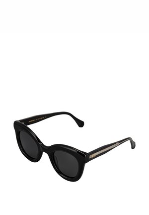 Zwarte zonnebril met een gedurfde cat-eye vorm, glanzende afwerking, een verloop in de donkere lenzen en elegante metalen tempels met gouden accenten.