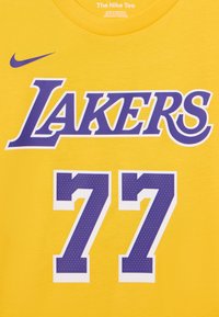 Nike Performance NBA LOS ANGELES LAKERS LUKA DONCIC ICON TEE - Μπλουζάκι με στάμπα - amarillo