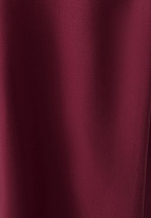 Burgundia värvikangas, millel on sujuv tekstuur ja veidi läige. Materjal näeb välja kerge, ühtlane ning ilma nähtavate mustrite või riistadega.