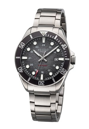Montre en acier inoxydable avec une lunette noire et un cadran texturé gris foncé. Elle dispose d'index horaires lumineux, de aiguilles argentées, d'un guichet de date, et d'un bracelet à maillons.
