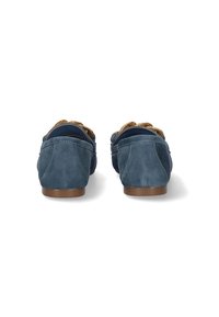 Mocasines de ante azul con suelas de goma marrón, que presentan detalles trenzados en la parte superior. La parte trasera es lisa con una forma redondeada y un corte bajo.
