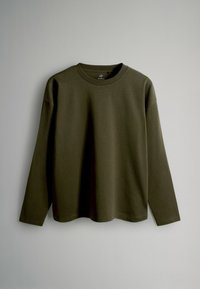 Langärmliges Crew-Neck-Shirt in dunkelolivgrün. Aus weichem Stoff mit lockerer Passform. Glatte Textur, keine sichtbaren Verzierungen.